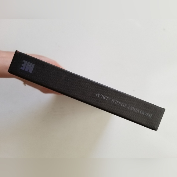 Jisoo's 1st Single Album, "ME" (Black Photobook vers) - Picture 5 of 16